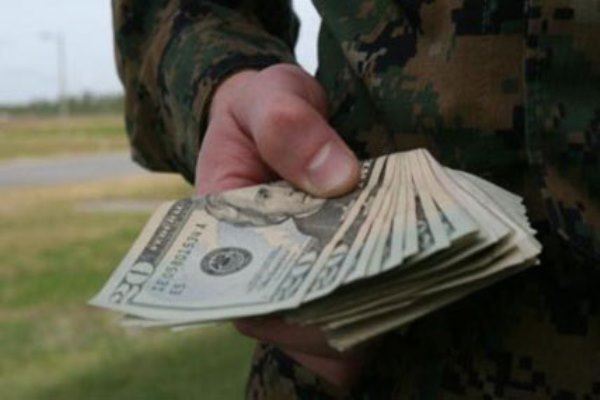 how much money does a retired navy commander make